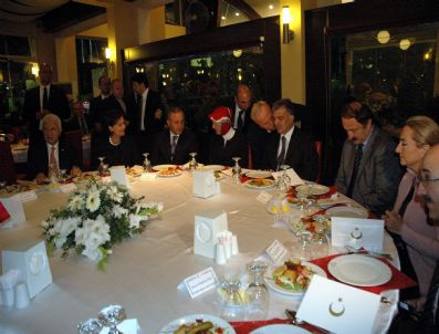 Cumhurbaşkanı Gül Trabzon'un Önde Gelenleriyle Akşam Yemeğinde Buluştu