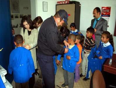 NEVZAT BOZKUŞ - Kars Belediyesi'nce Öğrencilere Ayakkabı Ve Önlük Yardımı Yapıldı
