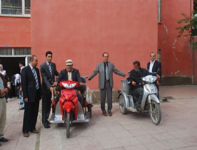 SINAN NIYAZI - Patnos'ta 2 Engelli Vatandaşa Araç Verildi