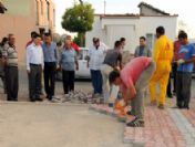 Başkan Tütüncü Kaldırım Taşı Döşedi