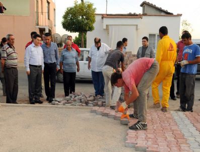 Başkan Tütüncü Kaldırım Taşı Döşedi