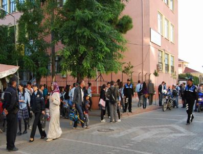 Edremit'te Her Okula Sabit Polis