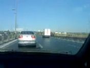 Trafikte makas atan gençlerin ibretlik kazası