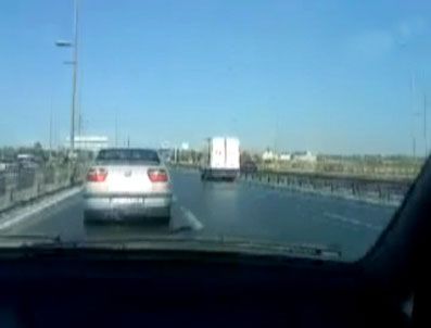Trafikte makas atan gençlerin ibretlik kazası