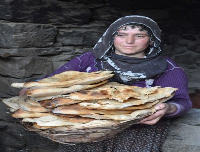 TANDıR EKMEĞI - Tandır Ekmeği Satarak Evini Geçindiriyor