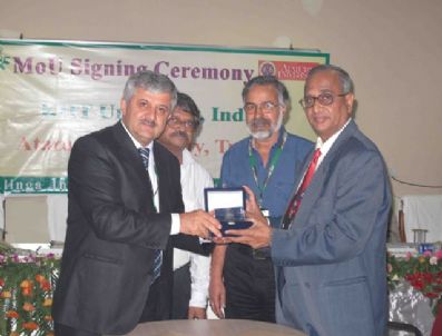 HÜSEYIN ÖZER - Atatürk Üniversitesi Öğretim Görevlileri Hindistan'da Sempozyuma Katıldı