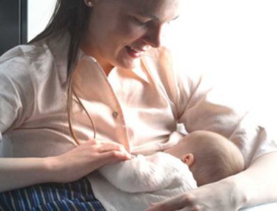 Bebeğin ilk aşısı anne sütü