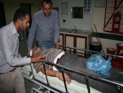 Çocuğa Çarpmamak İçin Arabaya Vurdu