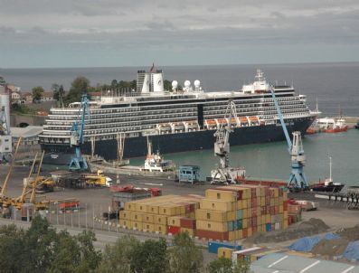 Dev Yolcu Gemisi Trabzon Limanı'na Güçlükle Yanaştı
