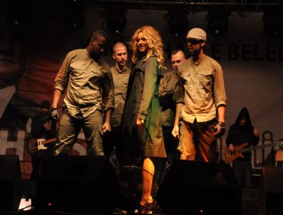 ZÜLFÜ LİVANELİ - Çayyolu'nda 'Hadise' Çıktı