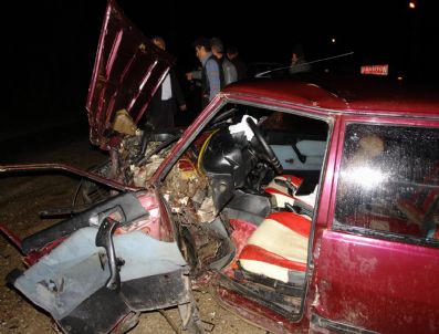 Kaza Yapan Araçta Sıkışan Sürücü Uzun Süre Kurtarılmayı Bekledi