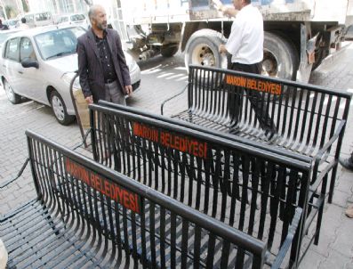 BEŞIR AYANOĞLU - Mardin Belediyesi Okul Ve Camilere Oturma Bankları Dağıtıyor