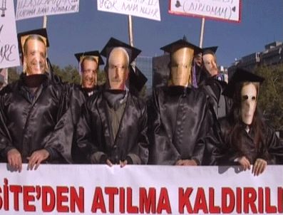 MEB'in önünde maskeli eylem