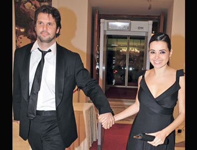 BAŞAR SAVUR - Özgü sevgilisi Başar'la Miami'ye yerleşecek