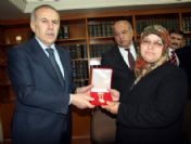 Şehit Askerin Ailesine Devlet Övünç Madalyası