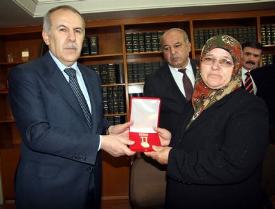 Şehit Askerin Ailesine Devlet Övünç Madalyası