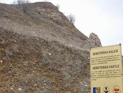 Tarihi Sebeterias Kalesi Bakımsızlıktan Yok Oluyor