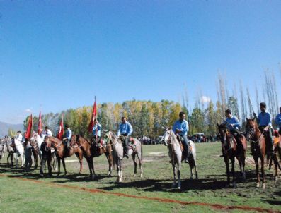 MEHMET ÜNLÜ - Vali Yılmaz, Ata Binerek Ciritçileri Selamladı