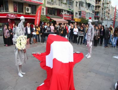 TÜRK TICARET BANKASı - Konak'ta Atatürk'e Saygı Duruşu