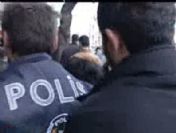 Taksimde yaka paça gözaltı