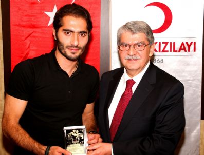 NURI ŞAHIN - Almanya'da Top Koşturan Milli Futbolculardan Kızılay'a Destek