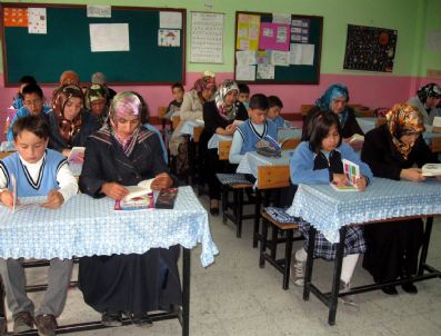 'Annemle Kitap Okuyorum'