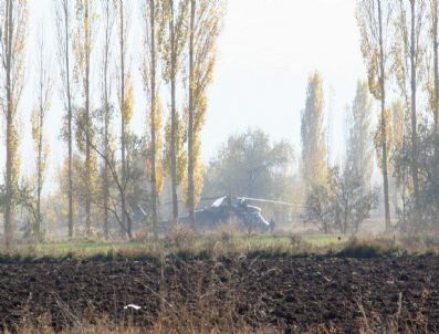 ULALAR - Askeri Helikopter Tarlaya Zorunlu İniş Yaptı