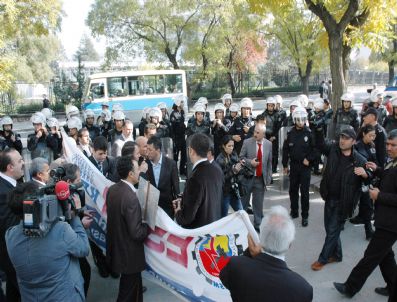 KAMU EMEKÇILERI SENDIKASı - Meclis'e Yürümek İsteyen Kamu Çalışanlarına Polis Barikatı