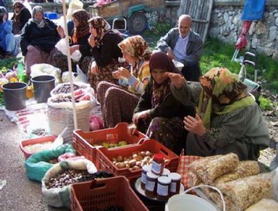 Köylü Kadınlar Pazarda Ekmek Kavgası Veriyor