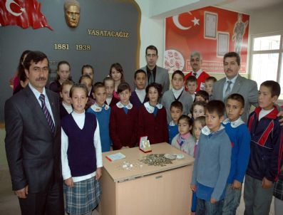 TEKIN KÜÇÜKALI - Okul Harçlıklarını Biriktirip Türk Kızılay'ına Kurban Bağışladılar