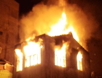 Güngören'de 5 katlı ev yandı: 1 ölü