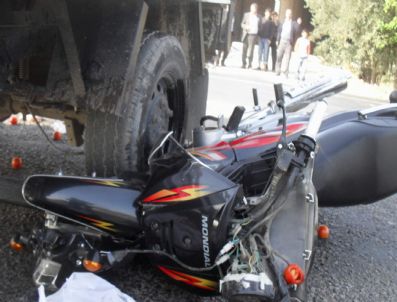 HASAN ÖZER - Motosiklet Pikaba Çarptı: 2 Yaralı