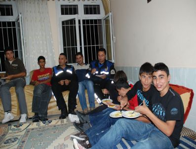 KÜNEFE - Toplum Destekli Polisten Kimsesiz Çocuklara Bayram Morali