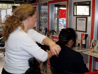 Bayanlar Bayrama Daha Bakımlı Girmek İçin Kuaföre Gidiyorlar