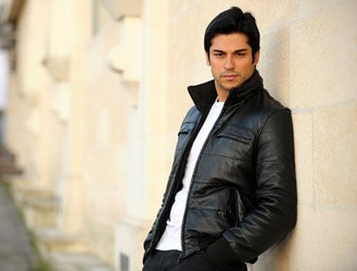 Burak Özçivit'in hayranları sevinecek