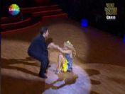 Burcu Esmersoy yere düştü