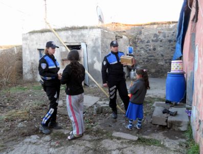 TDP - Kars'ta Polislerden Öğrencilere Bayram Hediyesi