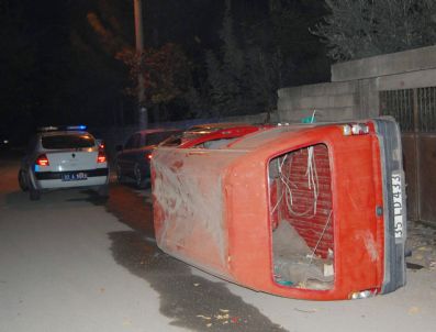 Park Halindeki Hurda Minibüsü Devirdiler