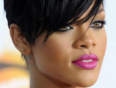 RUSSELL BRAND - Rihanna'dan yeni evlilere jest