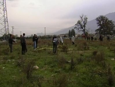 Buldukları bomba ellerinde patladı
