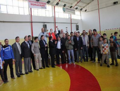 Çayeli'nde Güreş Şampiyonası Sona Erdi