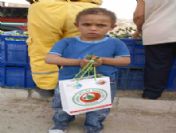 Mezarlıkta 'Fidan' Dağıttılar