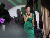 Ebru Gündeş Sarıgerme'de Tatilcileri Coşturdu