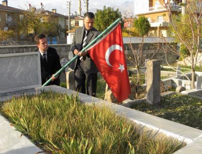 RECEP ÖZKAN - Şehitlere Kaymakamdan Saygı Örneği