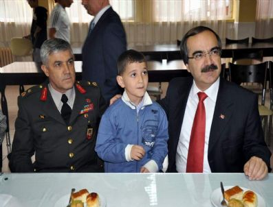 BAYRAM HARÇLıĞı - Vali Coş'tan Çocuklara Bayram Harçlığı