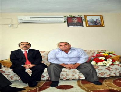 ALI TOSUN - Vali Coş'tan Şehit Ailesine Bayram Ziyareti