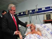 Vali Karaloğlu Bayramda Hastaları Ziyaret Etti