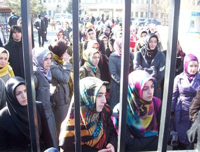 İBADET - Başörtüsü yasağı ABD'nin Dini Özgürlükler Raporu'nda