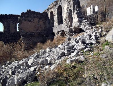 BEYLERBEYİ SARAYI - Kars'ta Tarihi Beylerbeyi Sarayının Arka Duvarları Yıkıldı