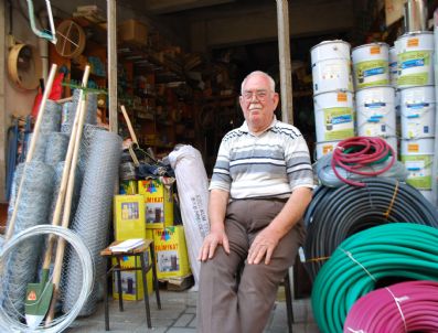 Gençler Mecburiyetten, Zafer Dede Evde Hanımla Kavga Etmemek İçin İşe Geliyor